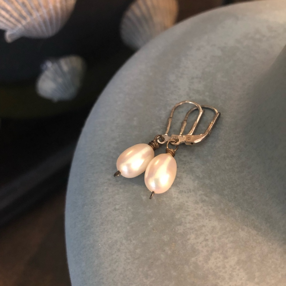 Freshwater pearl pendant earrings